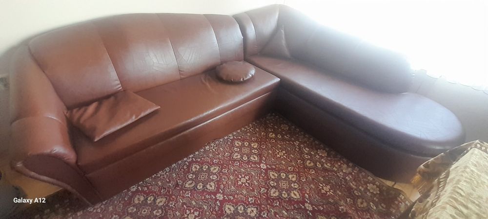 Кожен разтегателен диван