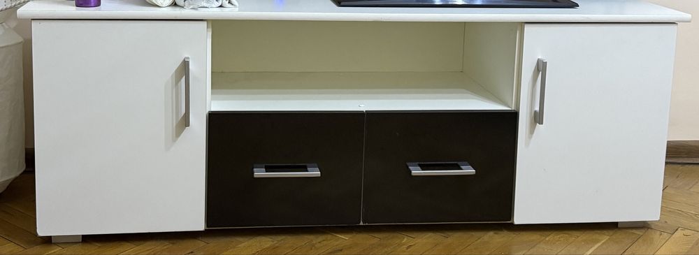 ТВ шкаф / сервизер бял с черно - 136x48x37 см