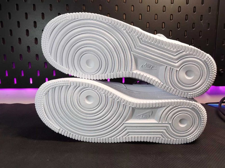 Air Force 1 Mid Triple White Nike Adidasi Sneakers