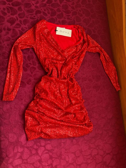 Червена рокля с паети