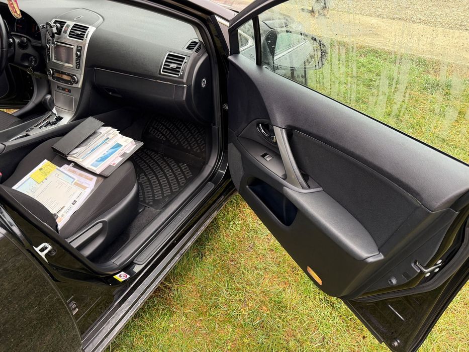 Toyota Avensis Toyota Avensis 1.8 benzină Edition S Automatǎ