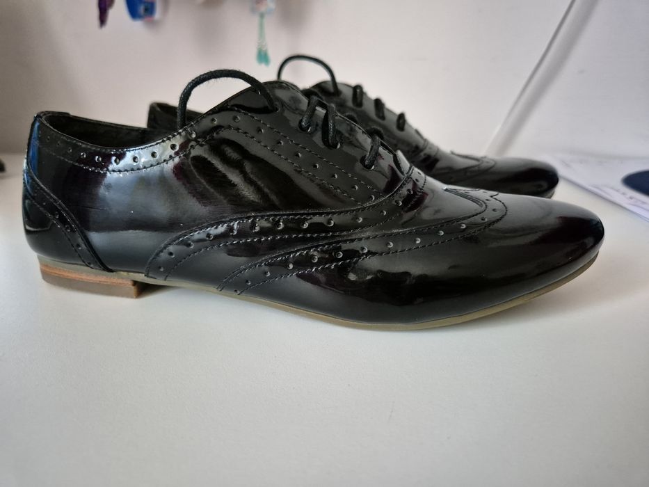 Vând pantofi din piele lacuita,marca Staccato