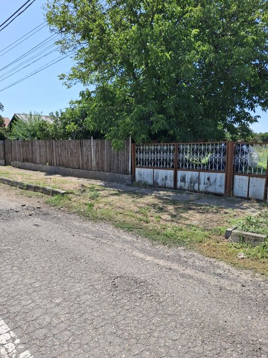 Vand casa batrânească cu teren aferent