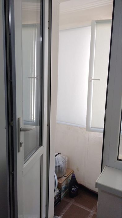 Продаётся пластиковая дверь с окном на балкон