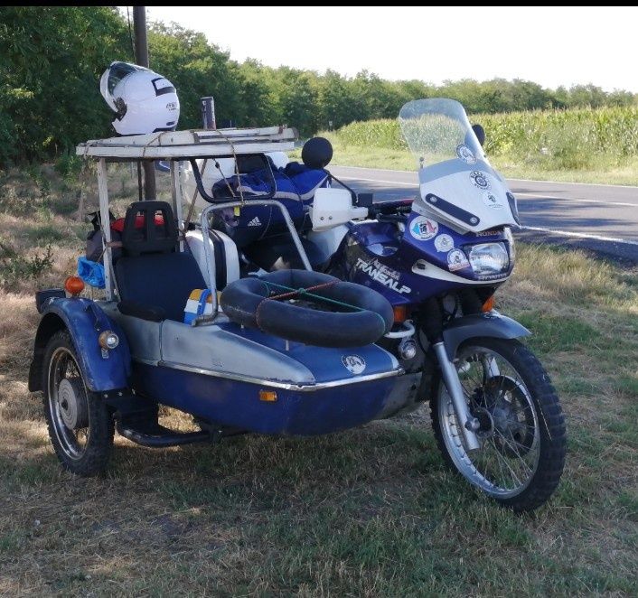 Honda Transalp 600 cu atas.