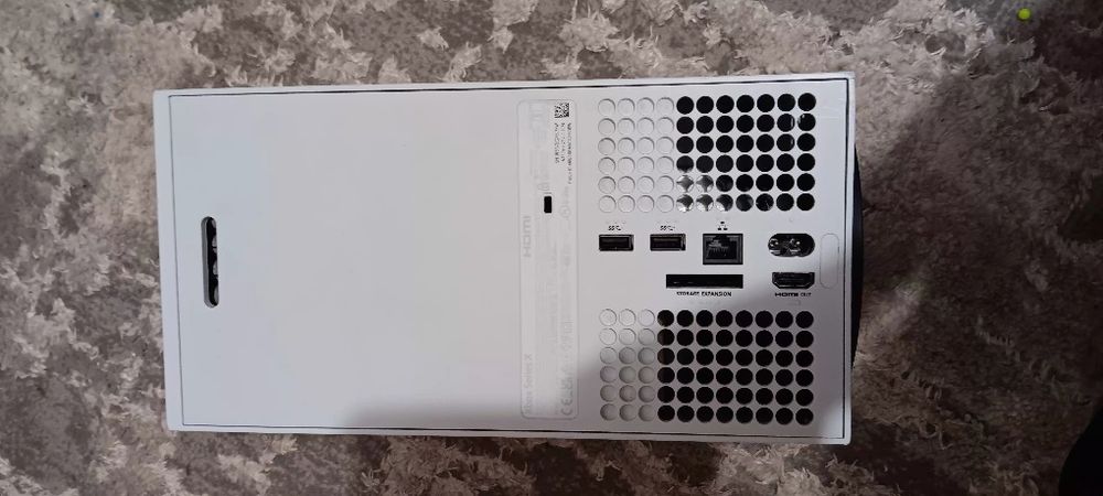 Vând Xbox seria x sau schimb cu un pc si încă 1000 de lei