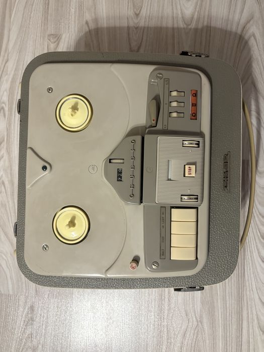 Magnetofon Grundig TK 32 pe lampi functional