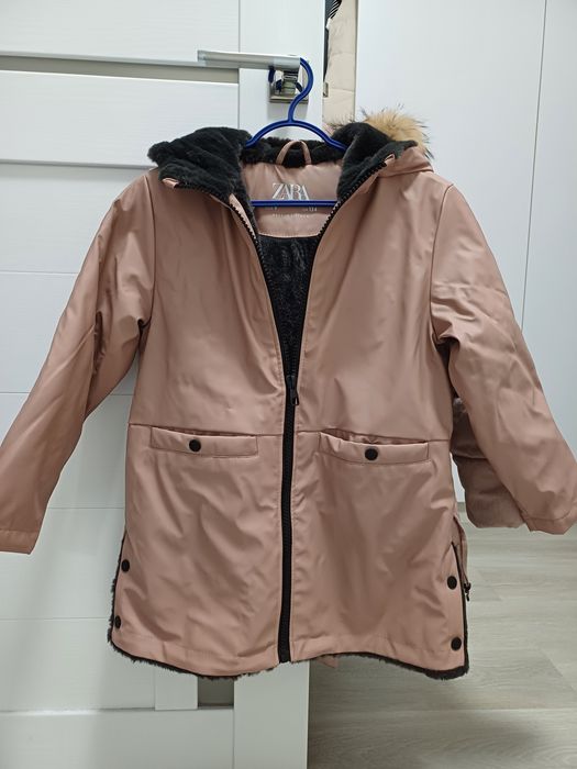 Продам демисезонную куртку Zara на девочку