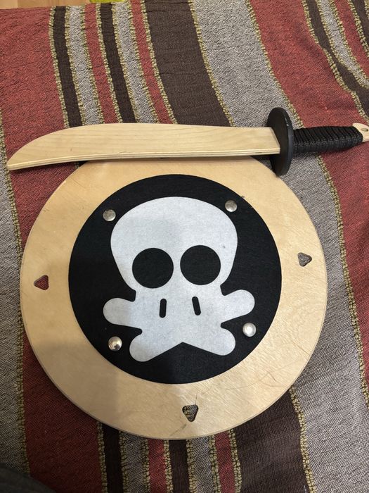 Деревянные игрушка, щит и кинжал