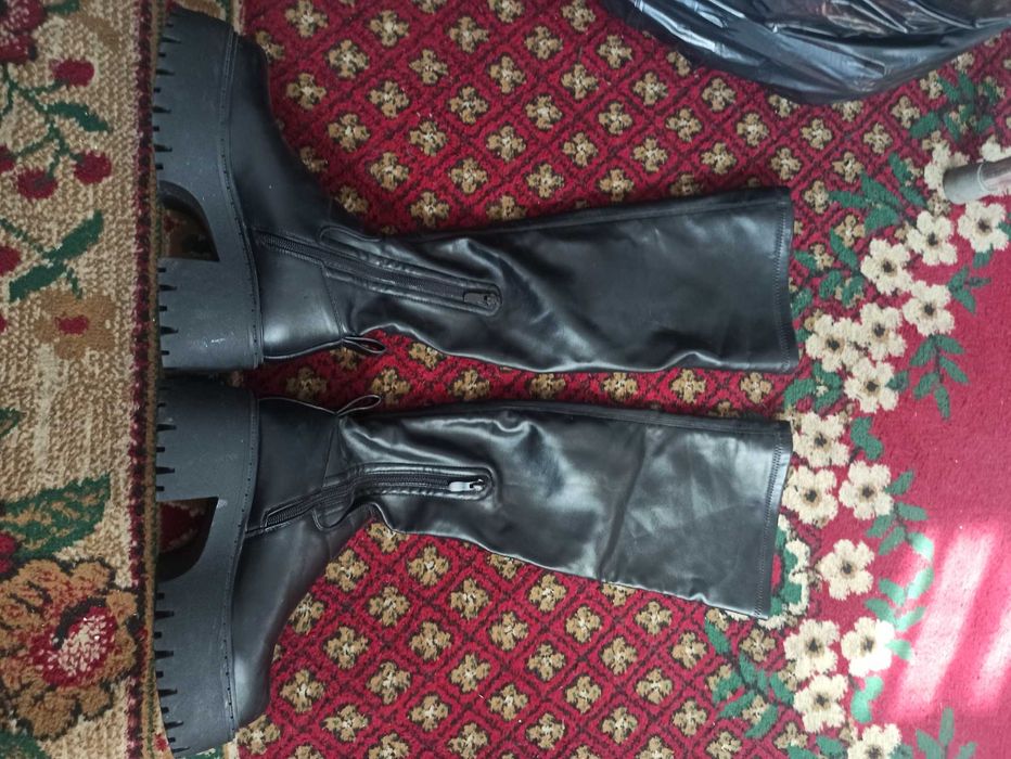 Продам женские ботинки