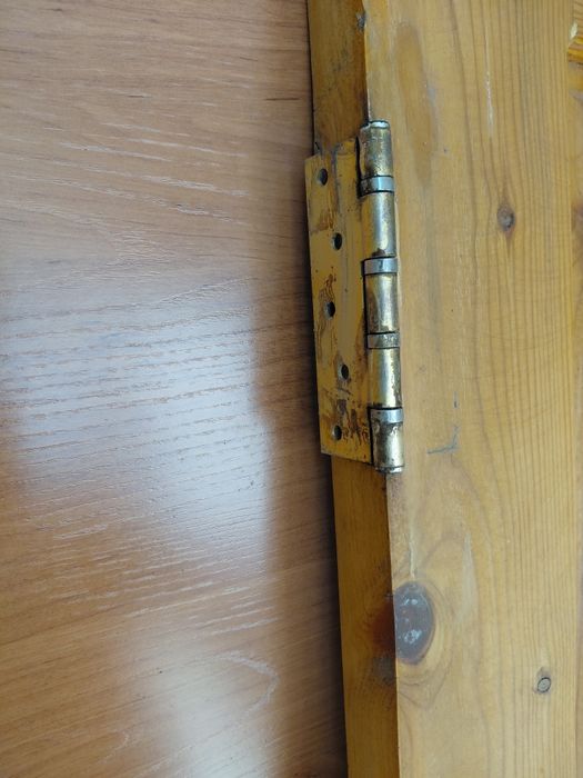 Дверь деревянная с замком