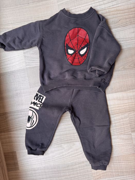Costum Zara pentru băiat de 2–3 ani, mărimea 98, stare bună.
