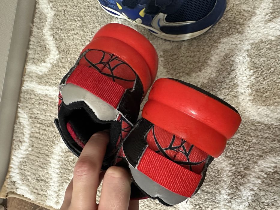 Светещи обувки за момче 27 номер