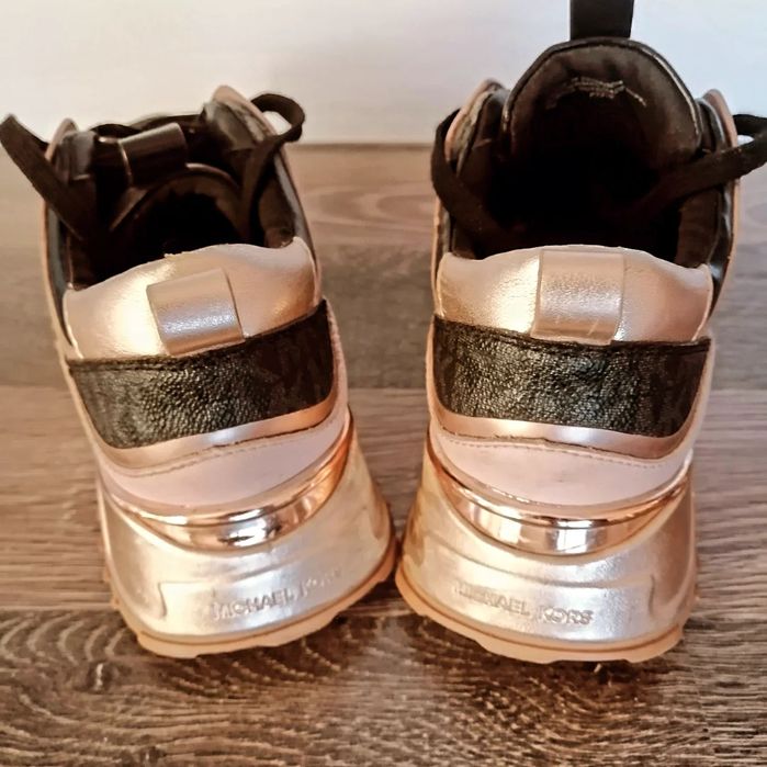 Сникърси Майкъл Корс