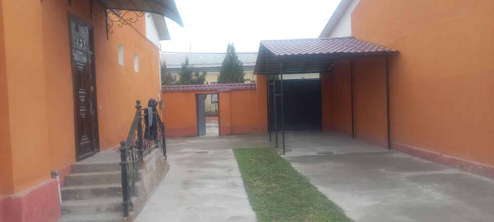 Намунали ховли уй сотилади