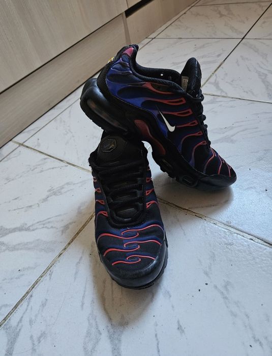 Nike Air Max Plus, известни с разцветката "Spider-Man", която се отличава с черно, синьо и червено. No 35.5.Носени един сезон. Без забележки!