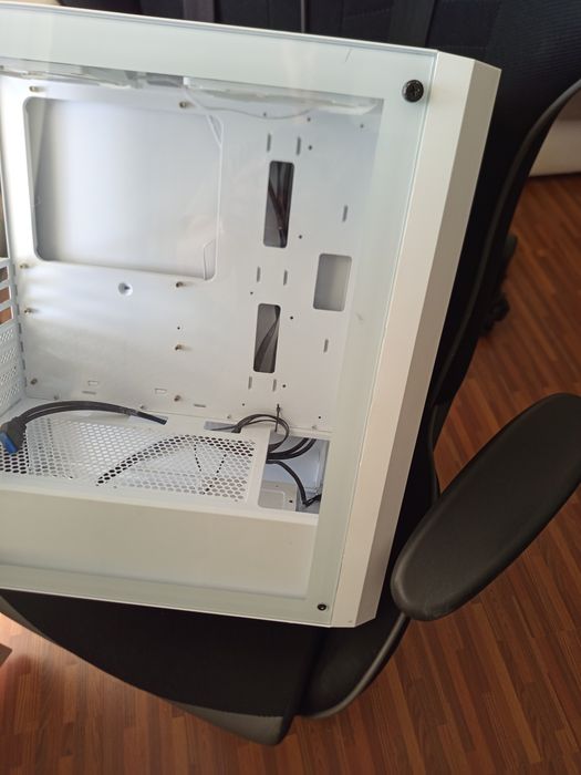 Vând carcasa pc gaming