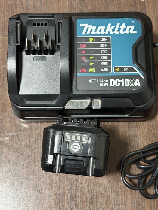 Makita incarcator  DC10SA si acumularor 10,8 4 amperi  BL1040B