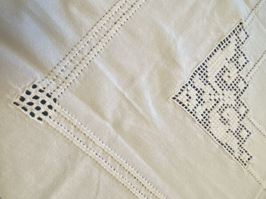 Fata de masa lucrata manual