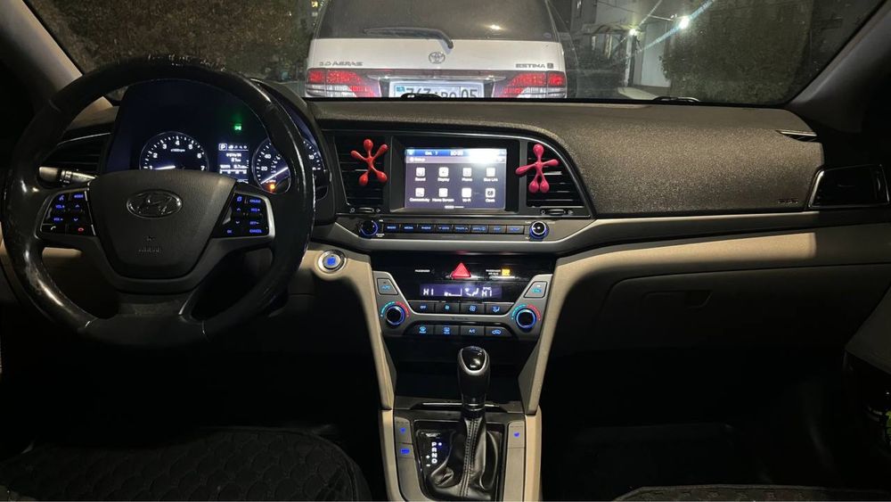 Hyundai Elantra 2017.