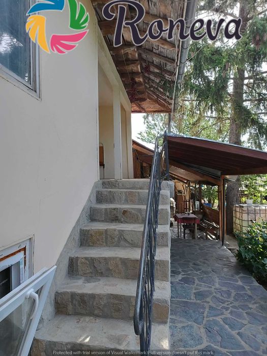 Дворно място с къща и гараж