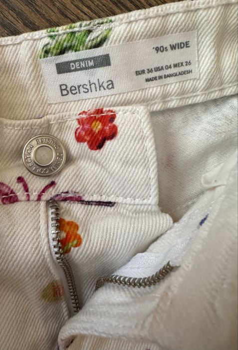 Белые джинсы Bershka