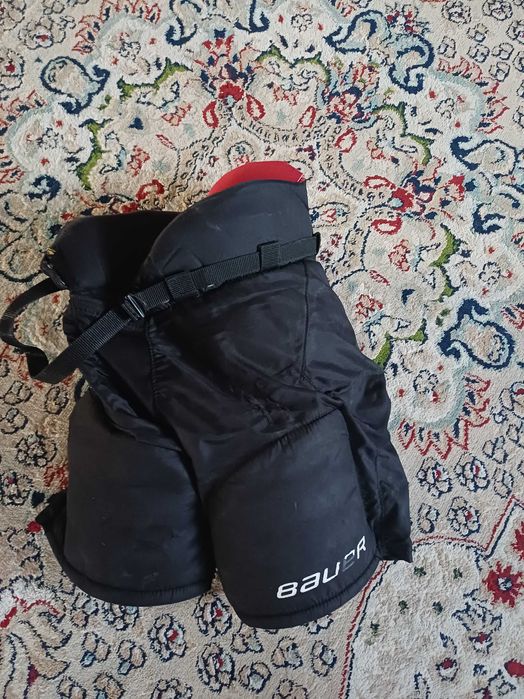 шорты и нагрудник для хоккея