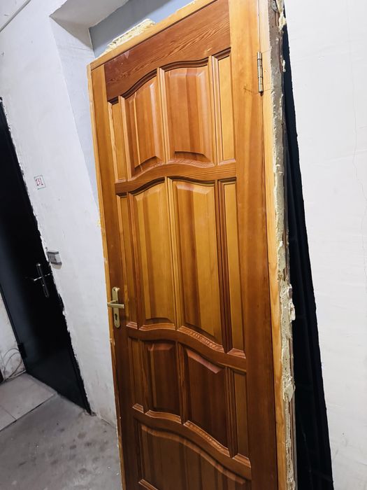 Дверь деревянная 80 см продам