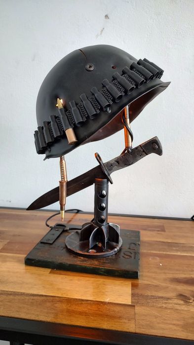 Нощна лампа от реплика на военни принадлежности  каска щик нож патрони