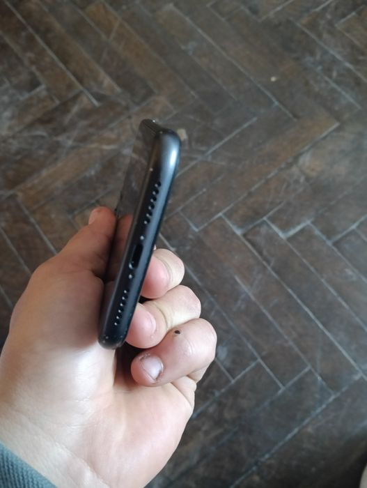 Vând iPhone 11 foarte bun vu sănătatea batriei 92 la suta