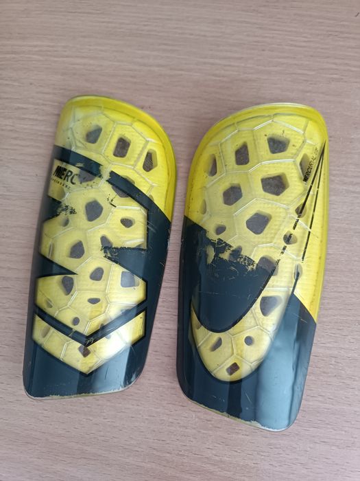 Щитки футбольные