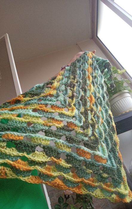 Топъл, пъстър шал, подходящ за есен-зима.