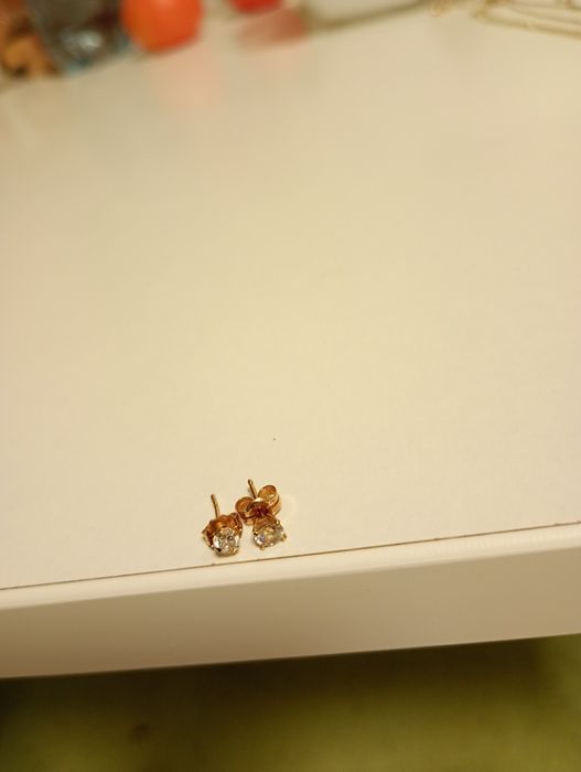 Vând cercei 18k cu diamant