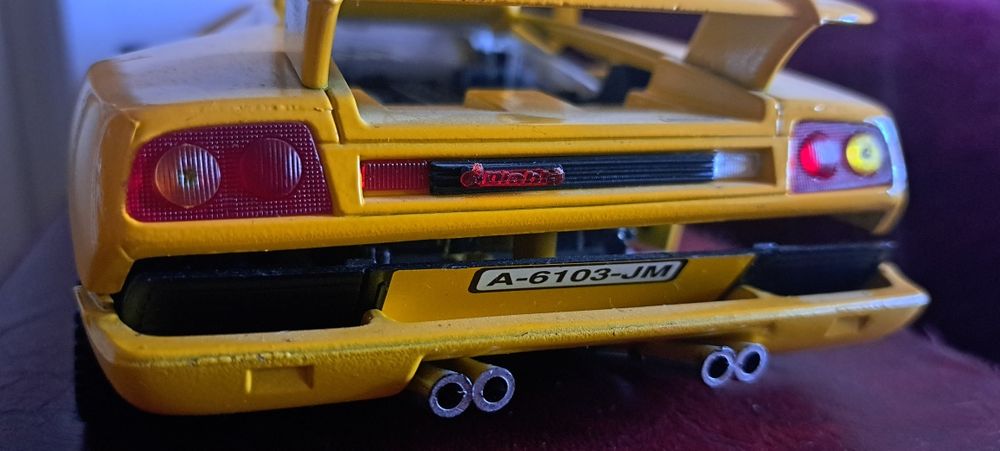 Vând macheta Lamborghini Diablo 1/18 Mira