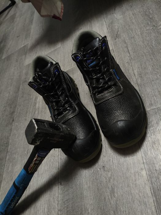 Продам форму и ботинки строительные