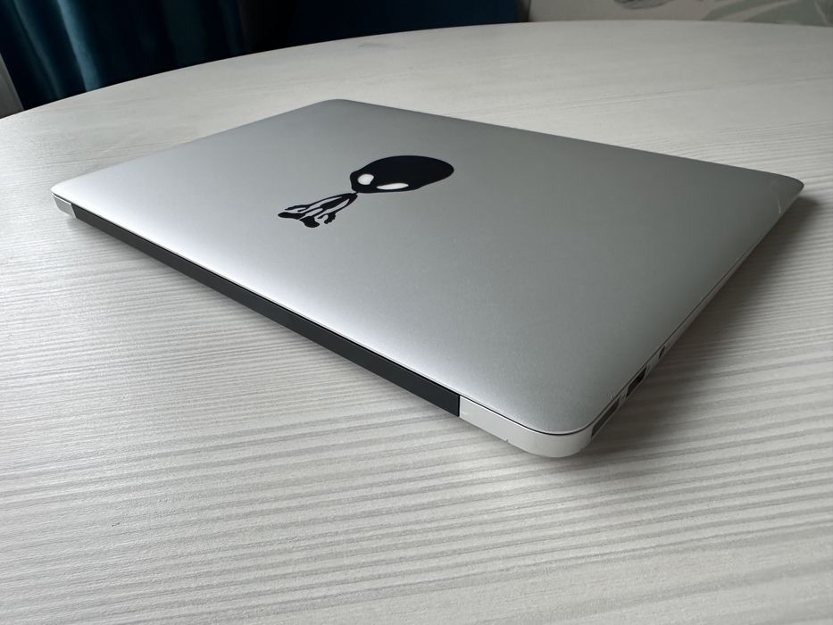 MacBook Air • Intel i5 - 8Gb RAM - 240Gb SSD - arata bine - baterie buna