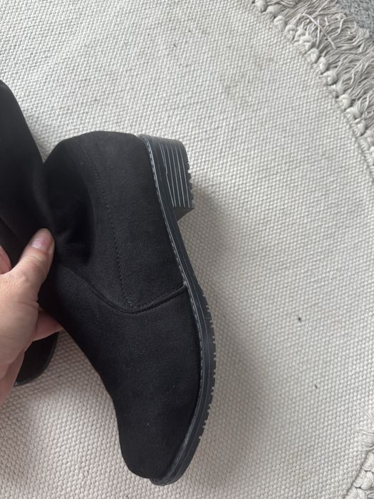 Cizme peste genunchi si ghetute ca noi!!