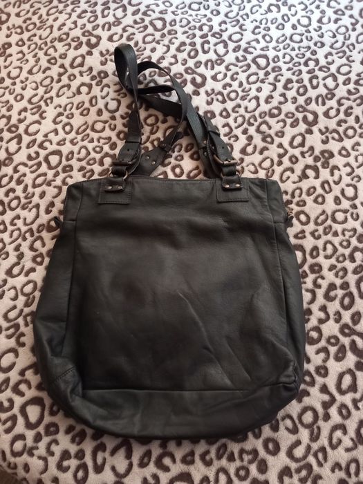 Чанта от естествена кожа.