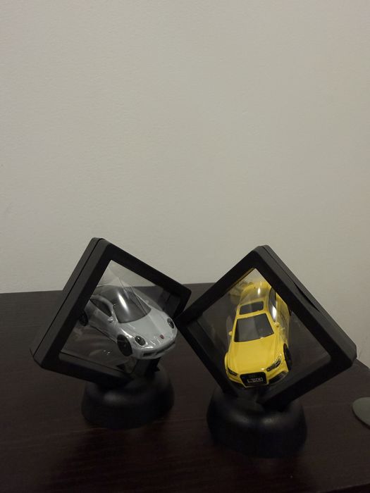 Cadru 3D cu macheta auto in centru