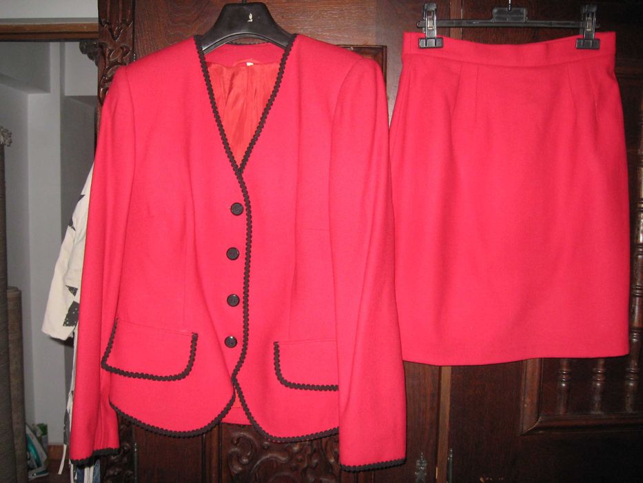 Costum femei ( Bleizer + fusta scurta ) culoare rosu