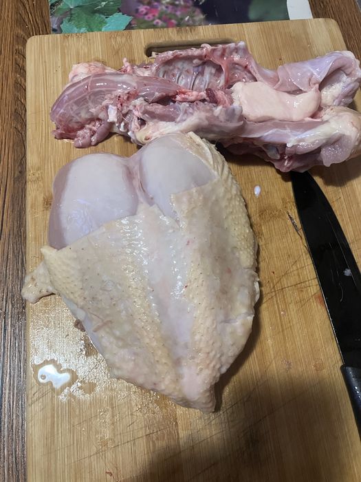 Vând pui de carne 25lei/kg (tăiat )