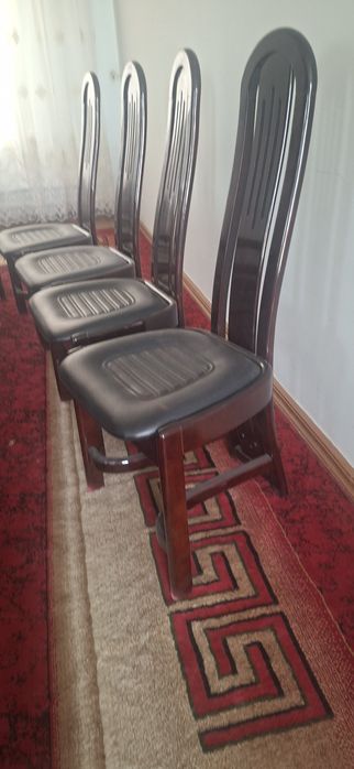 Пралается стол и стуля