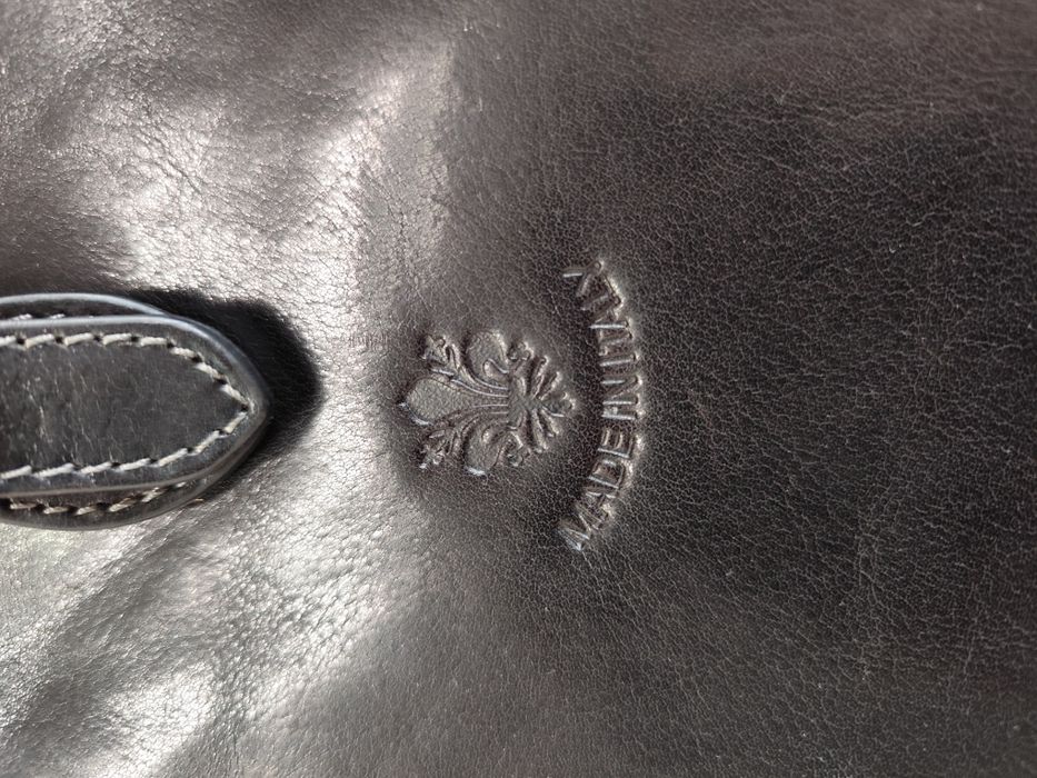 Продавам италианска черна раница от естествена кожа. Нова