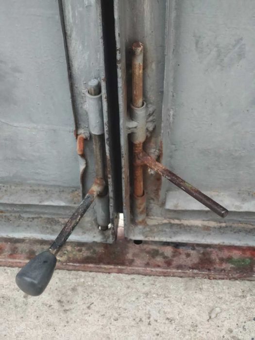 Гаражна врата - двукрила