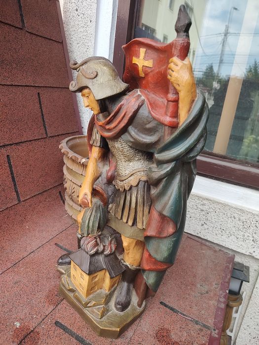 Vând statuie sculptata manual in lemn Sfântul Florian protectorul pompierilor