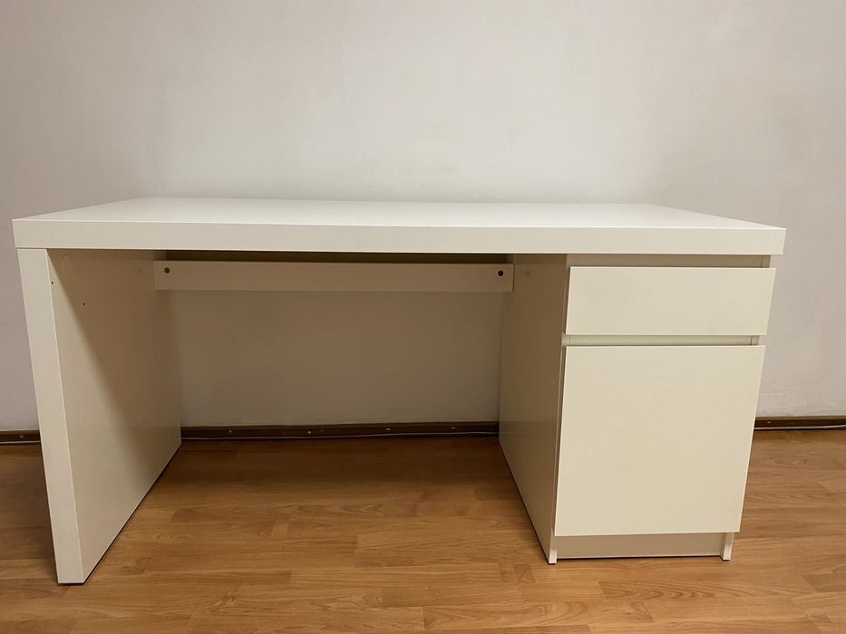 Продавам Бюро IKEA Malm