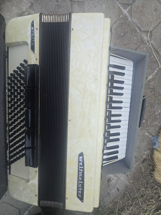 Продавам акордеон Weltmeister Stella-96 баса.
В отлично състояние е