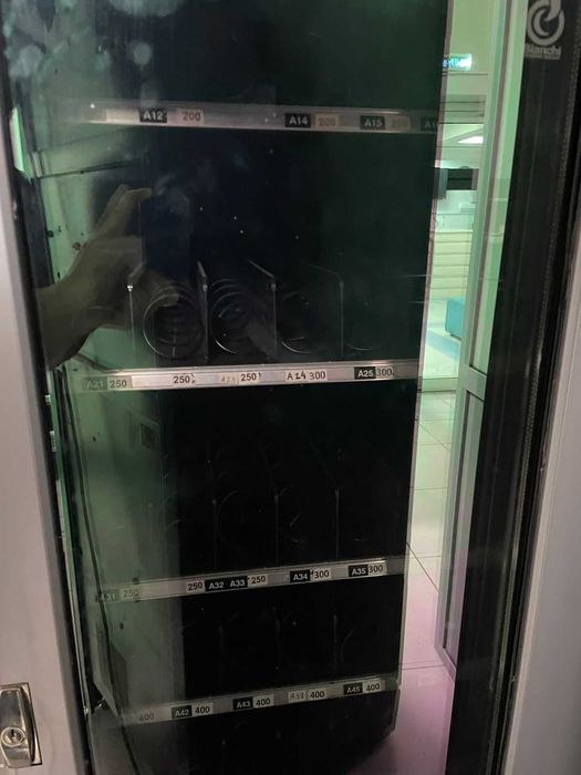 Аппарат для продажи напитков и снэков