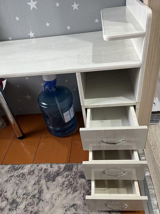 Продам маникюрный стол