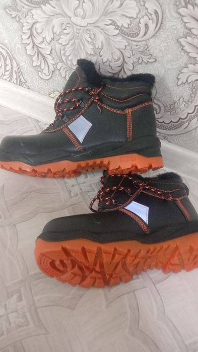 Продам зимние ботинки